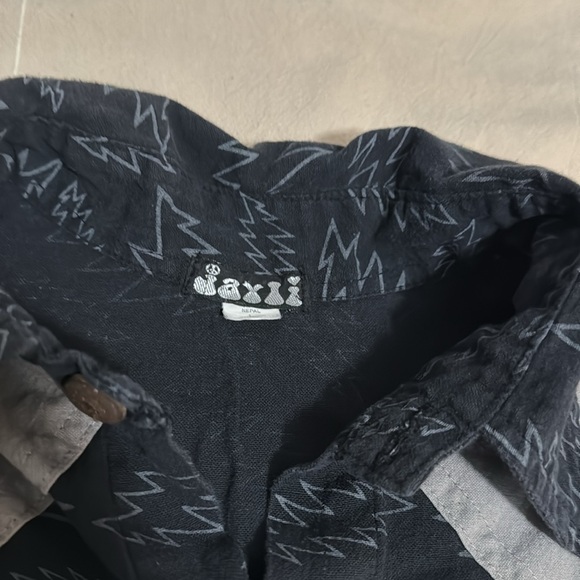 Jayli 13 point button up - Picture 2 of 3